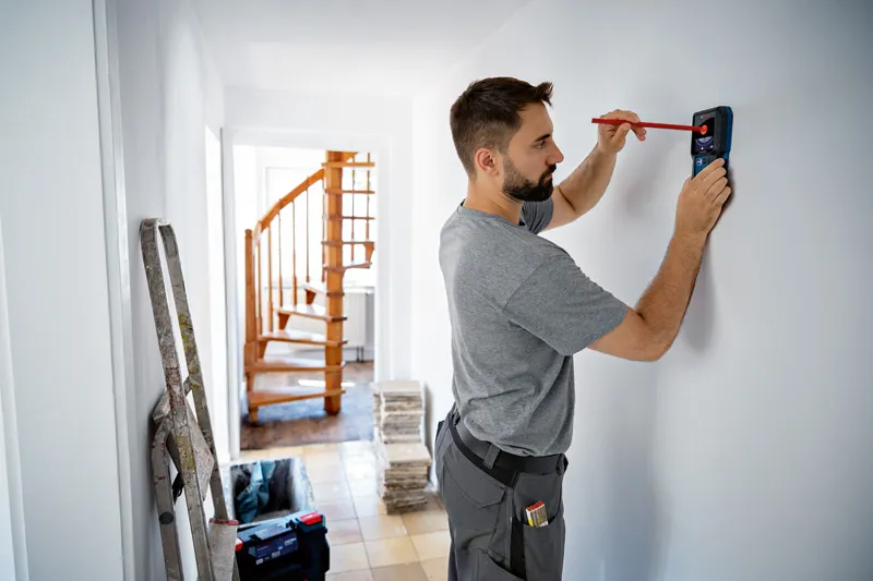 Bosch GMS 120-27 detector finds metals and live cables. Bosch GMS 120-27 detector finds metals and live cables.